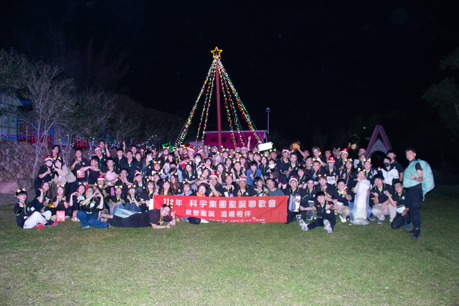 科宇團隊討論企業辦公設備服務