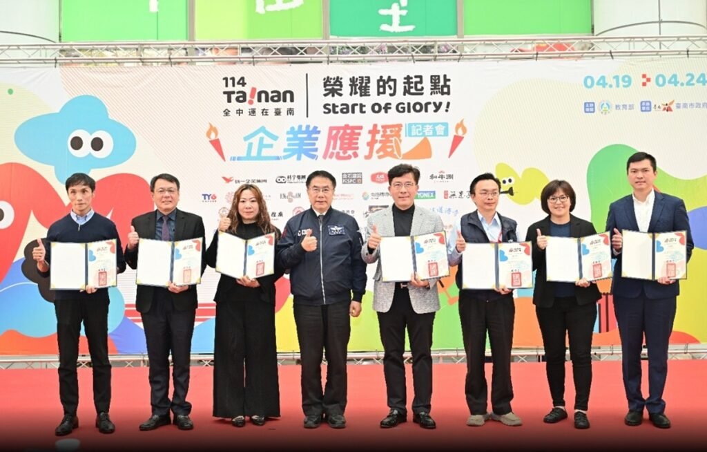睿朱數位林美芳經理於全中運記者會上台領獎