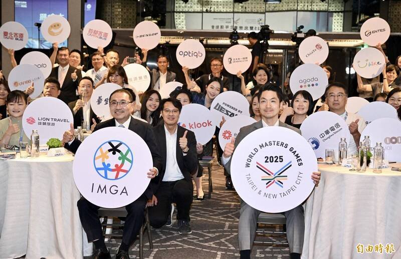 台北市長蔣萬安（前右）、新北市長侯友宜（前左）21日出席雙北世界壯年運動會企業感恩茶會，感謝贊助單位對活動的熱情參與及實質貢獻。（記者羅沛德攝）