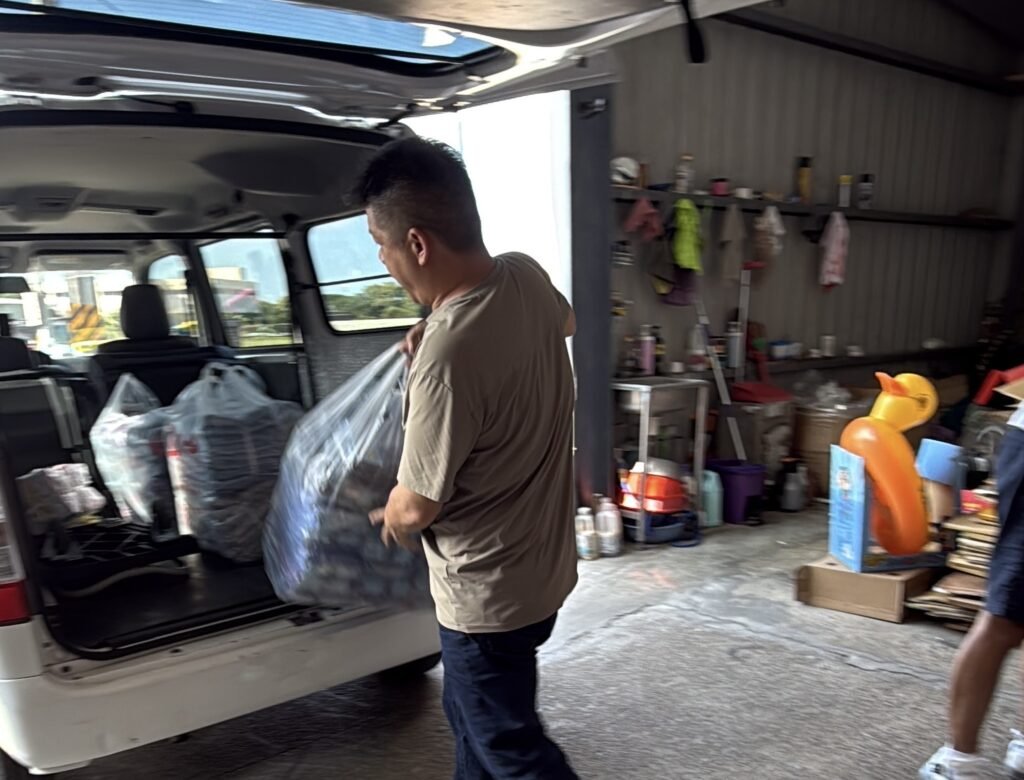 科宇創辦人黃經理親自整理捐獻物資，為花蓮盡一份力