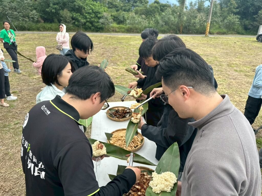 同仁親手進行包飯 DIY，勞作過後共享原住民特色美食