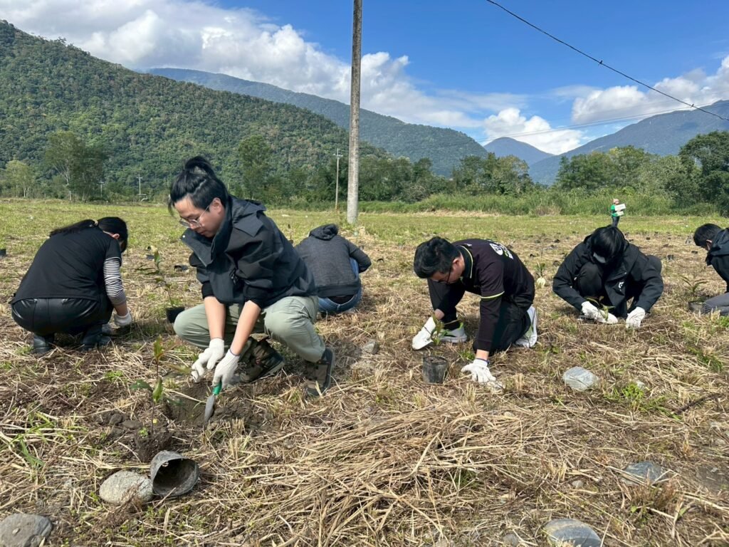 睿朱數位電商同仁親身投入植樹行